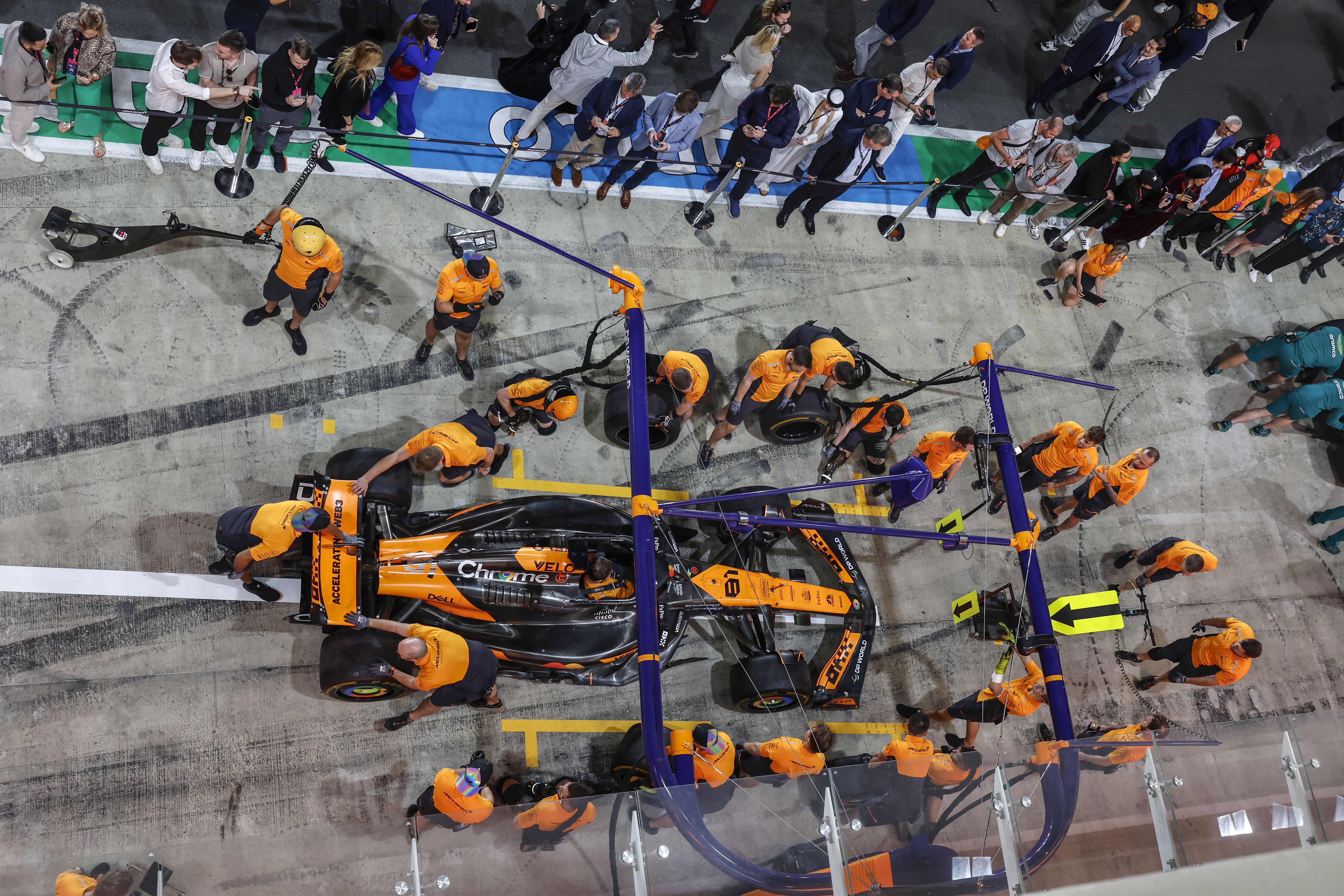 Mistrzowie F1 wyprzedają bolidy. Jeden z nich prowadził Brad Pitt