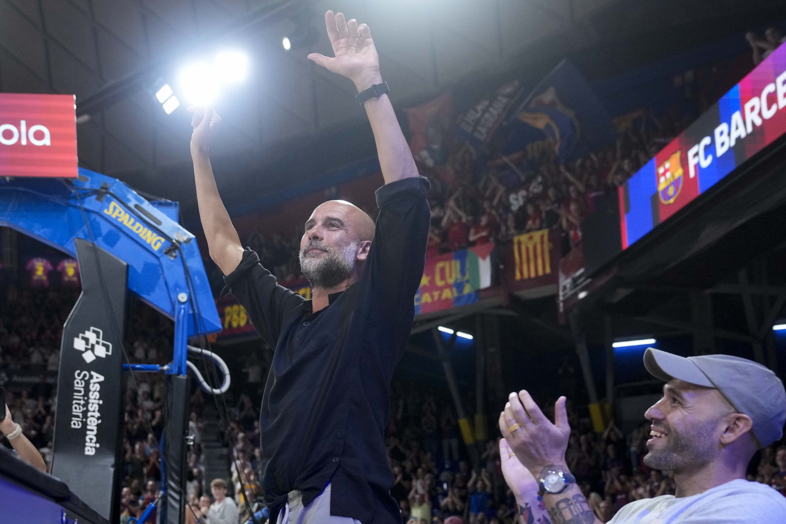 Pep Guardiola pojawił się na meczu Barcelony. Kibice oszaleli
