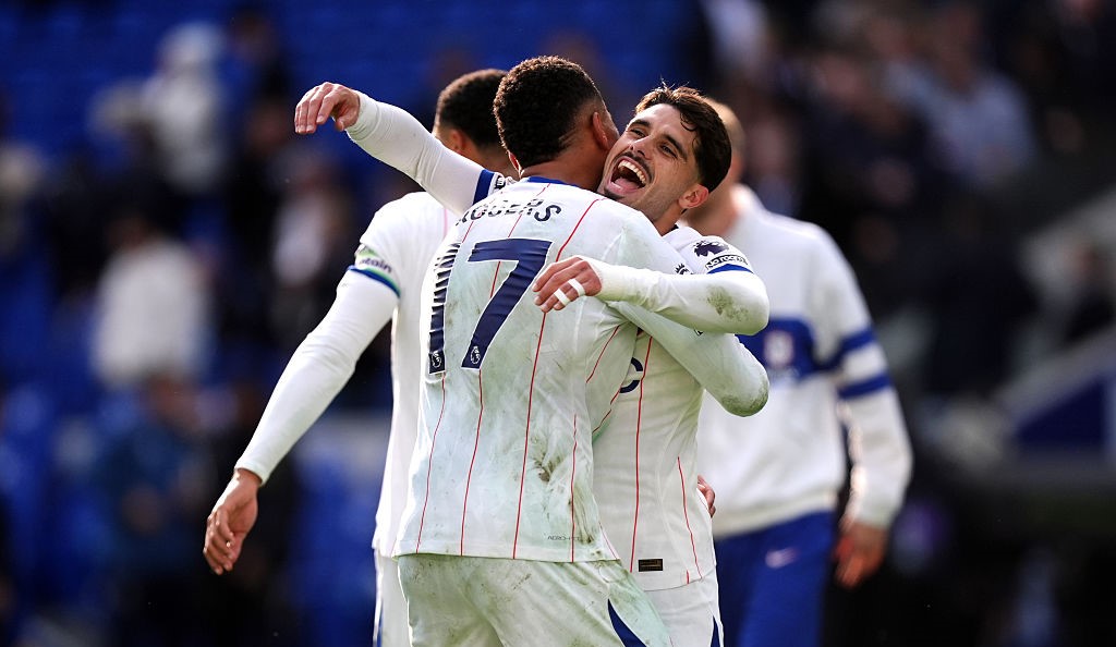 Ostra walka o punkty, wielki mecz w Liverpoolu! Bramkarz zniesiony na noszach