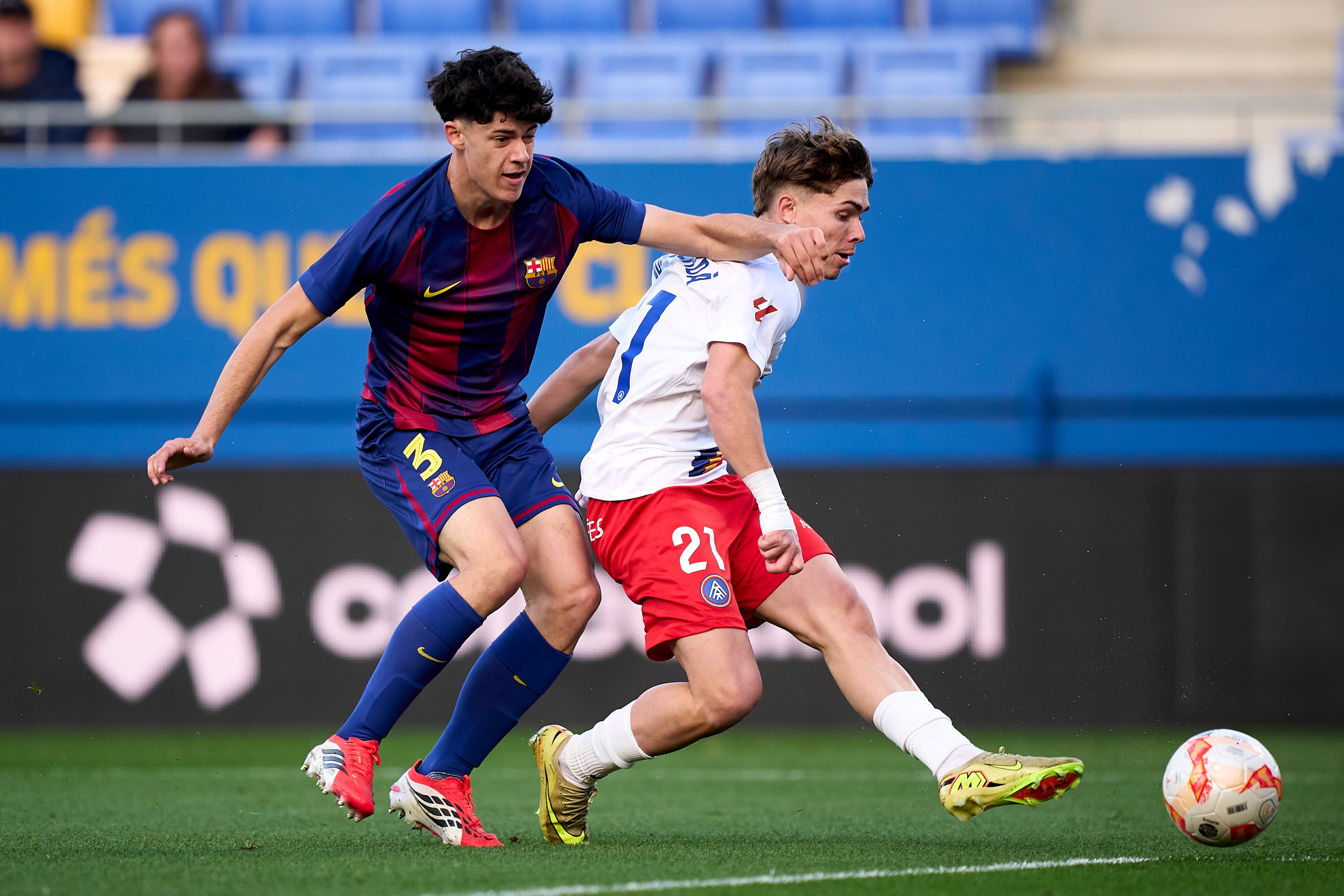 Barcelona zabrała "nowego" obrońcę na PSG. Flick może rzucić go na głęboką wodę