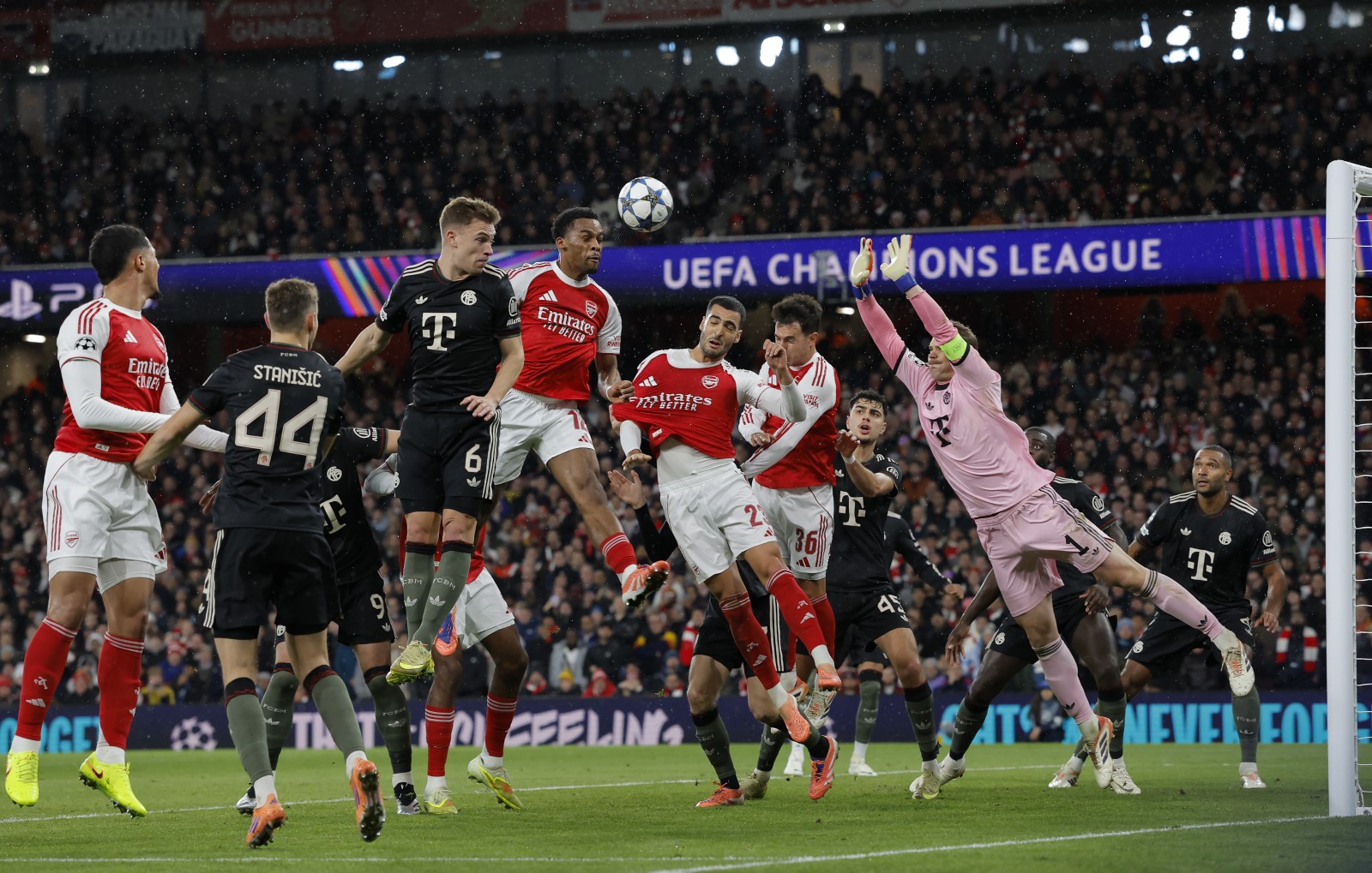 Liga Mistrzów. Bayern Monachium - Arsenal FC. Gdzie oglądać na żywo, online?