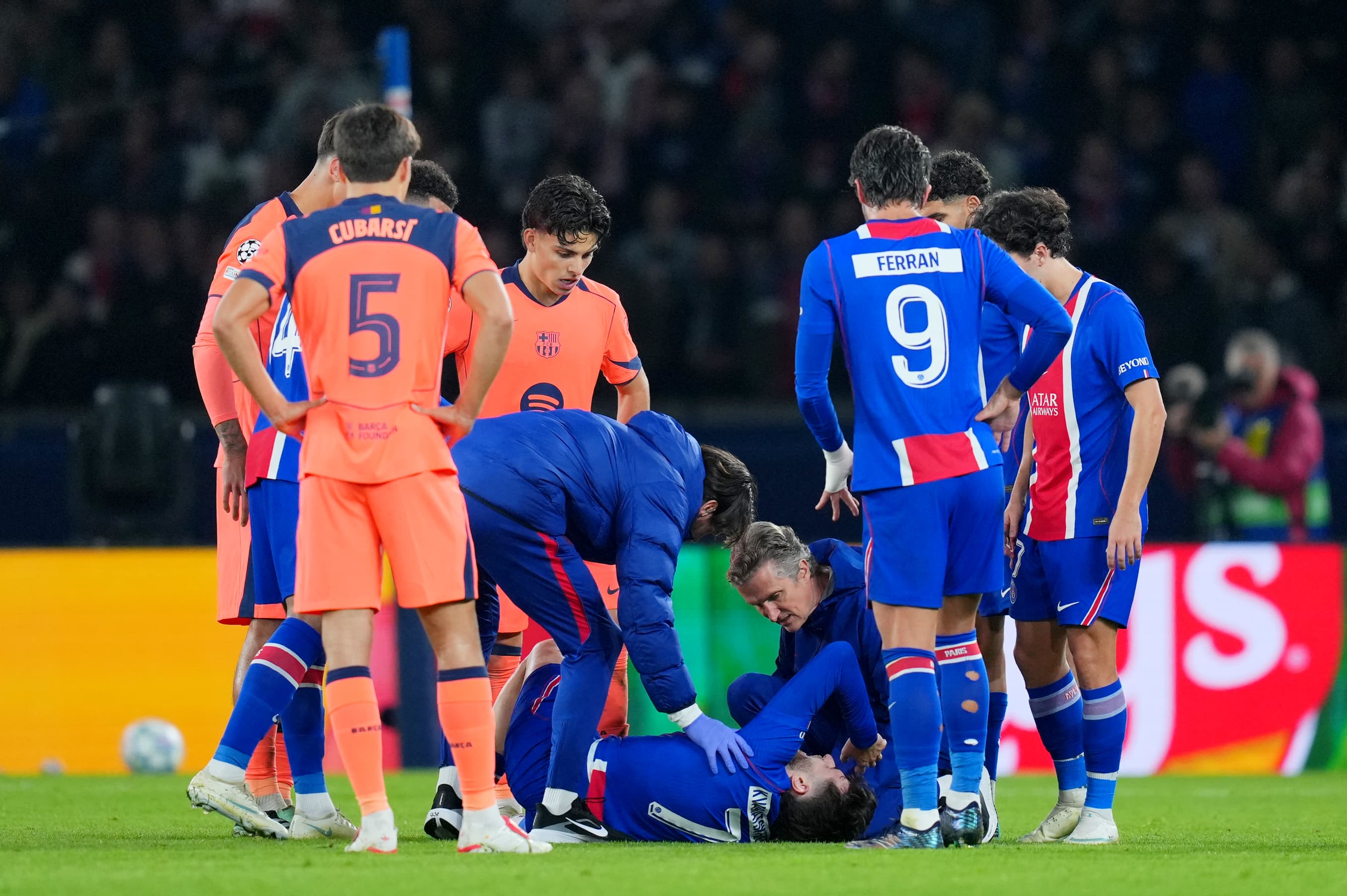 Paryska masakra. Czterech piłkarzy nie dokończyło hitu PSG - Barcelona