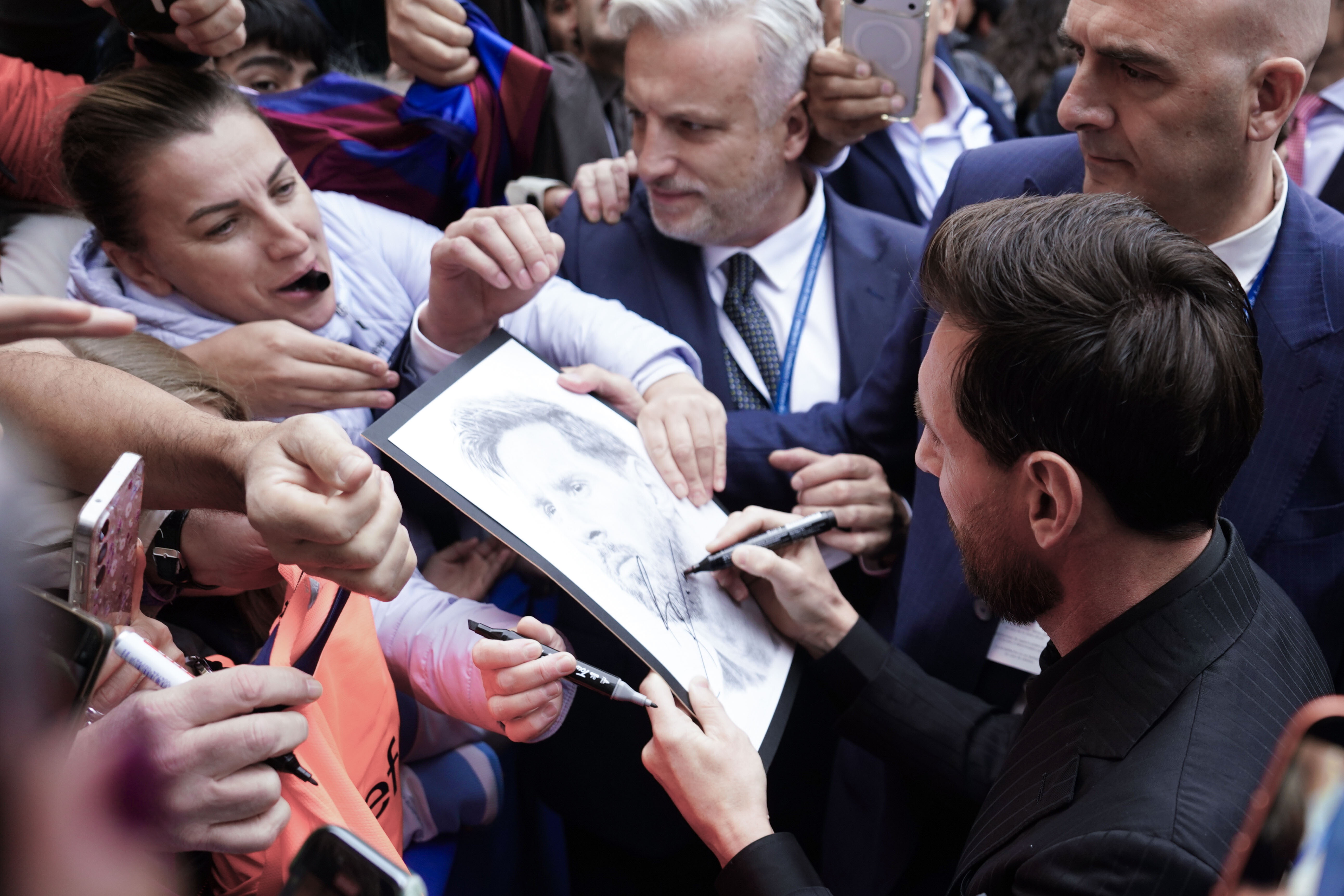 Messi odwiedził Hiszpanię. Dzieci opuściły szkołę, piosenkarz chciał wytatuować jego autograf  