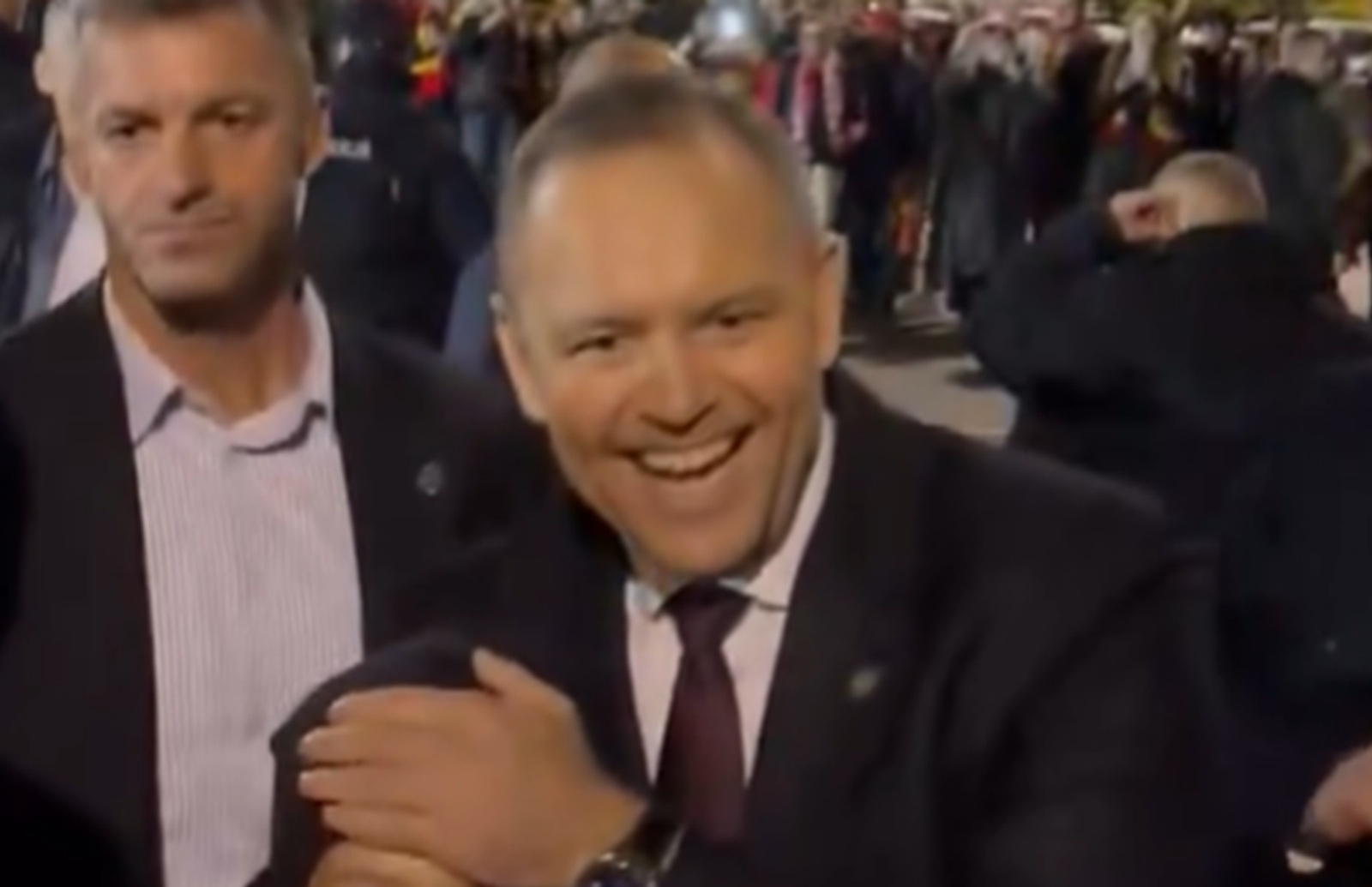 Z takim znaczkiem nie chciał zdjęcia. Zobacz, co Nawrocki specjalnie zasłonił