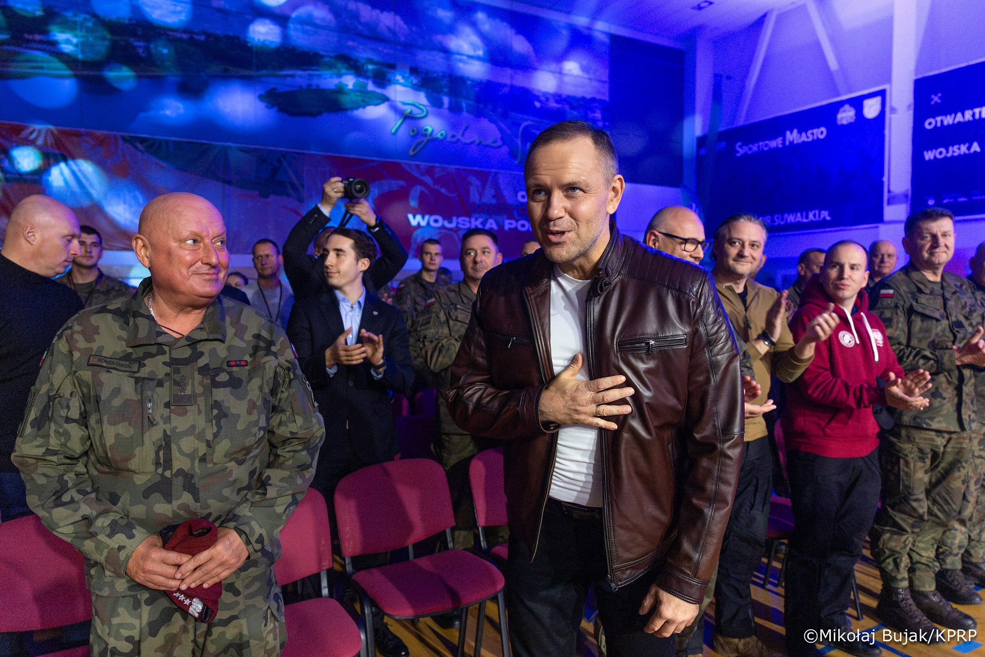 Nie tylko mecz. Oto, gdzie wcześniej był Nawrocki. Wręczył wyjątkowy prezent