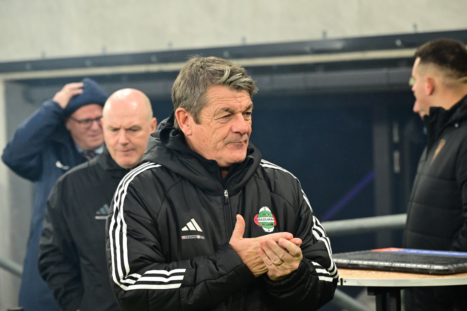 John Carver zaatakował dyrektora Pogoni Szczecin. "Nie powinien tego robić"