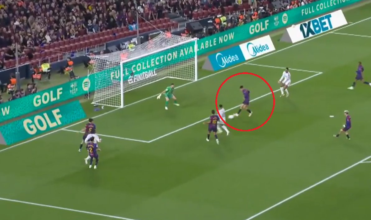 "Strzelił gola Kylianem Mbappe". Wielki błąd Barcelony [WIDEO]