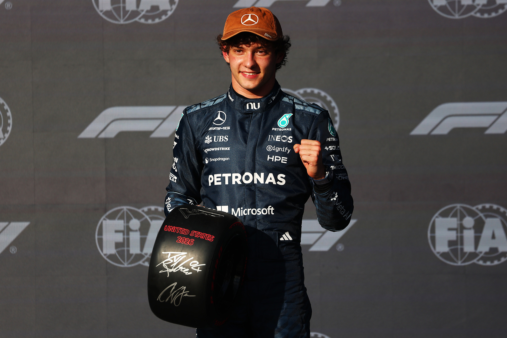 Jedną ręką trzyma puchar za mistrzostwo świata. 20-latek pisze historię w F1
