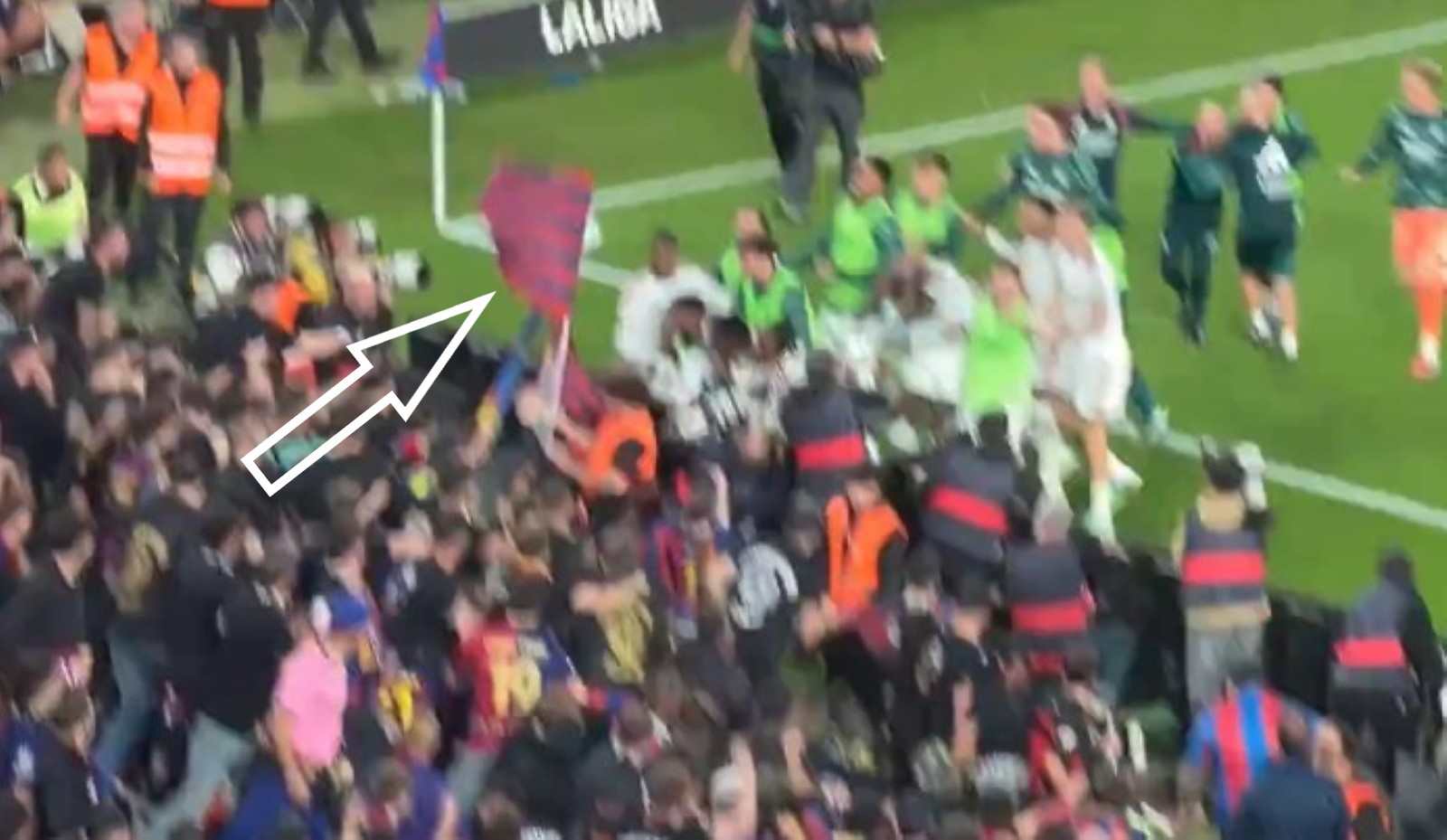 Skandal na El Clasico. Fani Barcelony zaatakowali piłkarza Realu