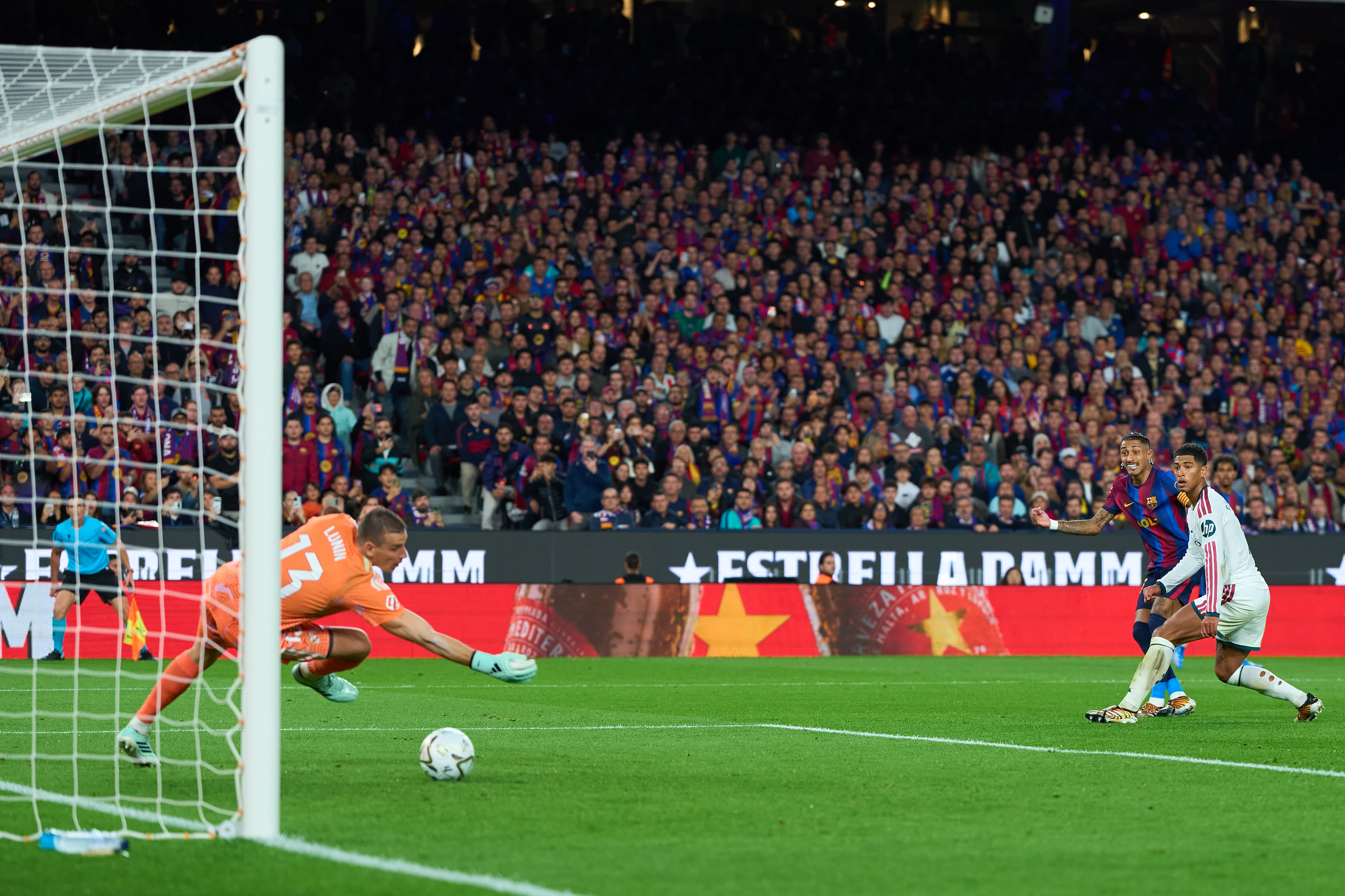 Zapłacił 2800 euro za bilety na El Clasico. Po golu Mbappe wyrzucili go z Camp Nou