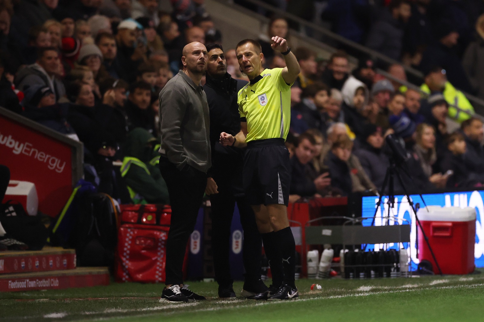 Mecz przerwany po dwóch minutach. Sędzia zaniepokojony obiektem nad stadionem