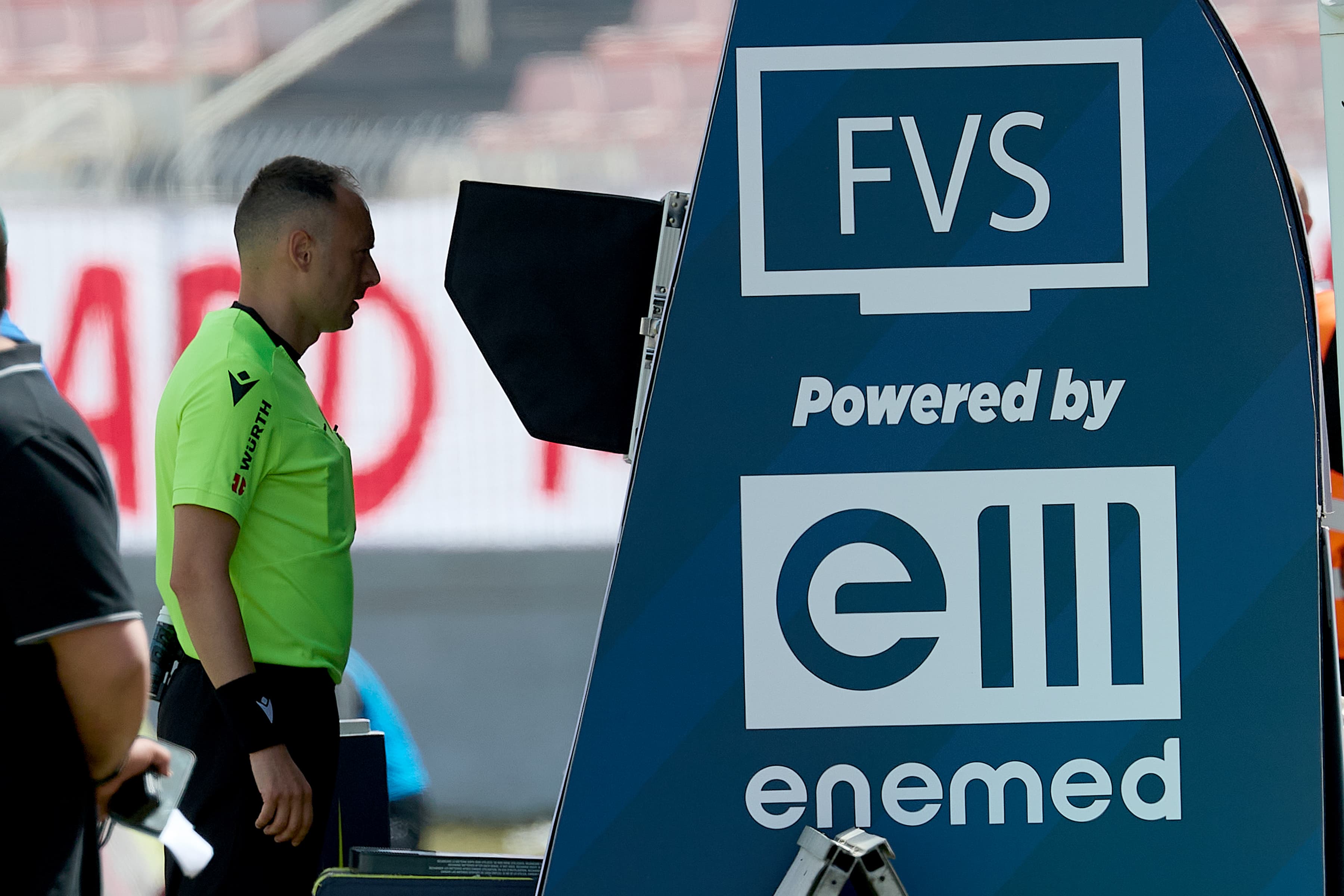 Trenerka Polek wyciąga kartę, sędzia idzie do monitora. Tak wygląda rewolucja FIFA