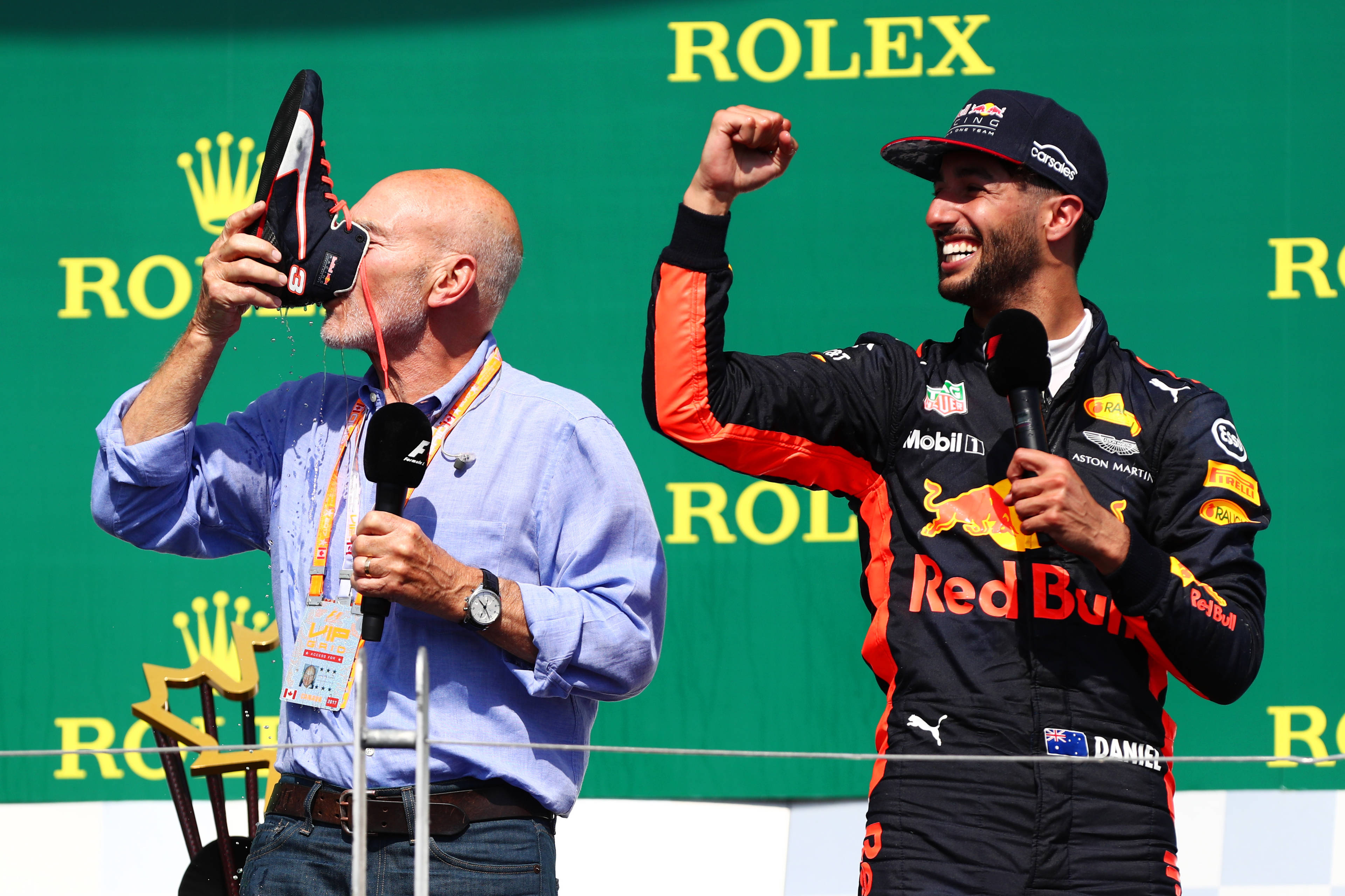 Patrick Stewart nie żyje. Te obrazki przeszły do historii F1. Zmuszony do picia szampana z buta