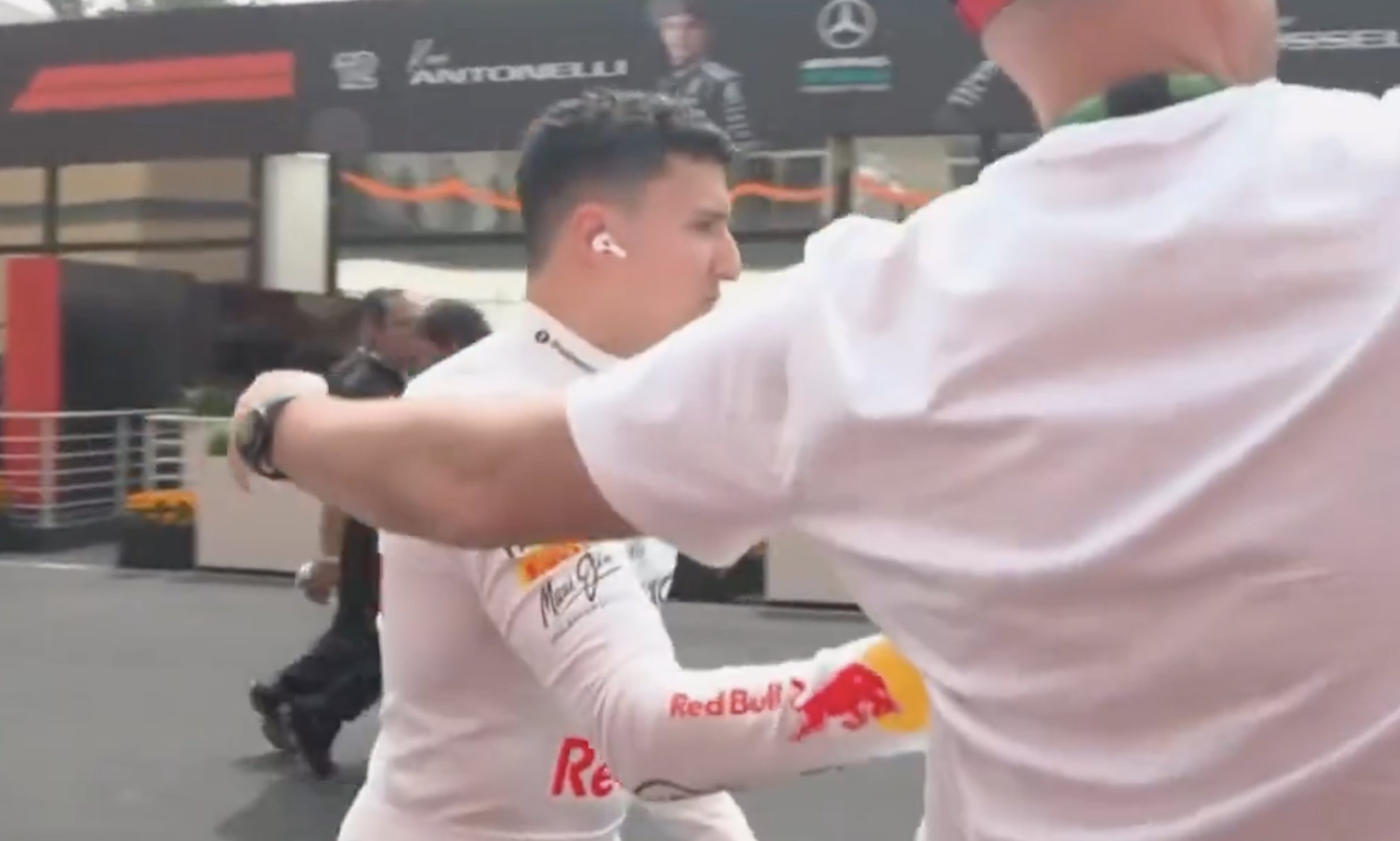 Stracił nad sobą panowanie, odepchnął kibica. Kierowca F1 ma problemy