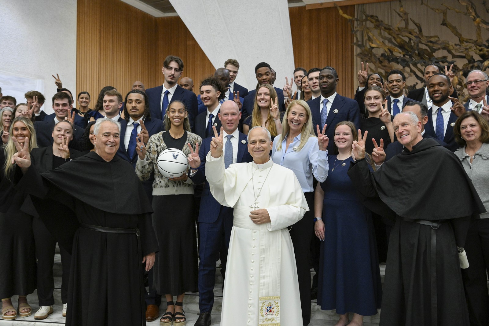 Papież Leon XIV przyjął ich u siebie. "To prawdziwy, oddany kibic"