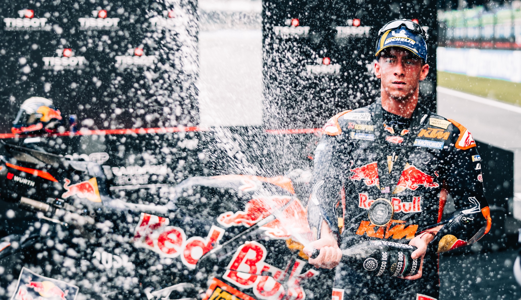 Emocje w sprincie MotoGP. Kandydat do tytułu przegrał ze złamaną ręką